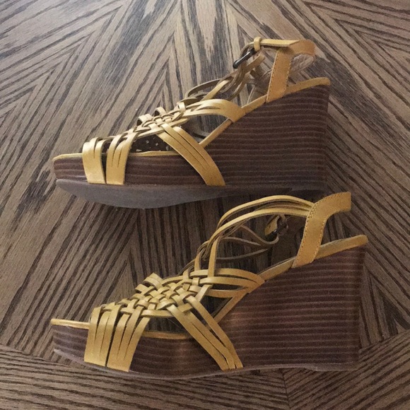 FOSSIL Harmony Hurache Yellow Leather Wedges - Picture 3 of 8